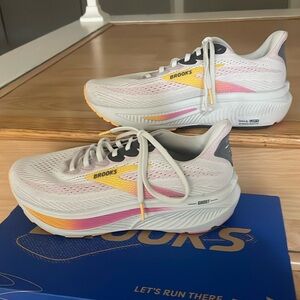 Brand New. BROOKS Ghost 17. Run & Walk. Size: 8 1/2 Wide.